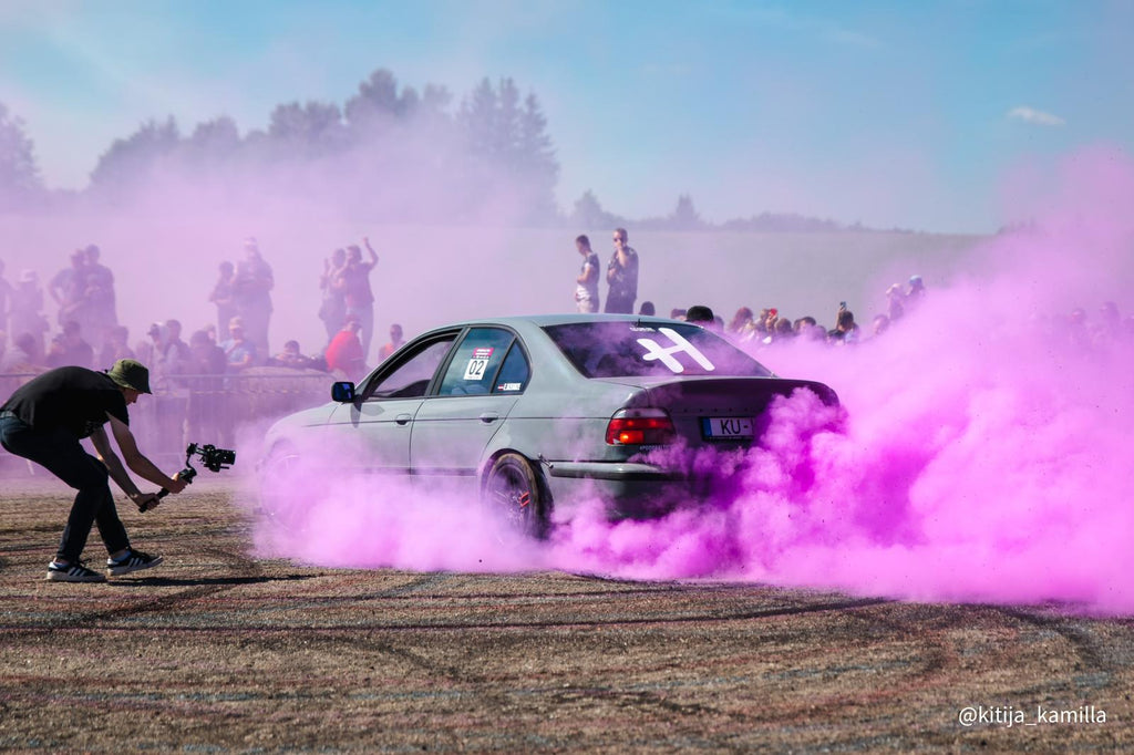 COLORED SMOKE TYRE PINK 225/45 R17