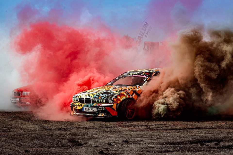 COLORED SMOKE TYRE RED 225/45 R17