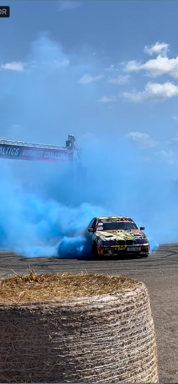 COLORED SMOKE TYRE BLUE 225/45 R17