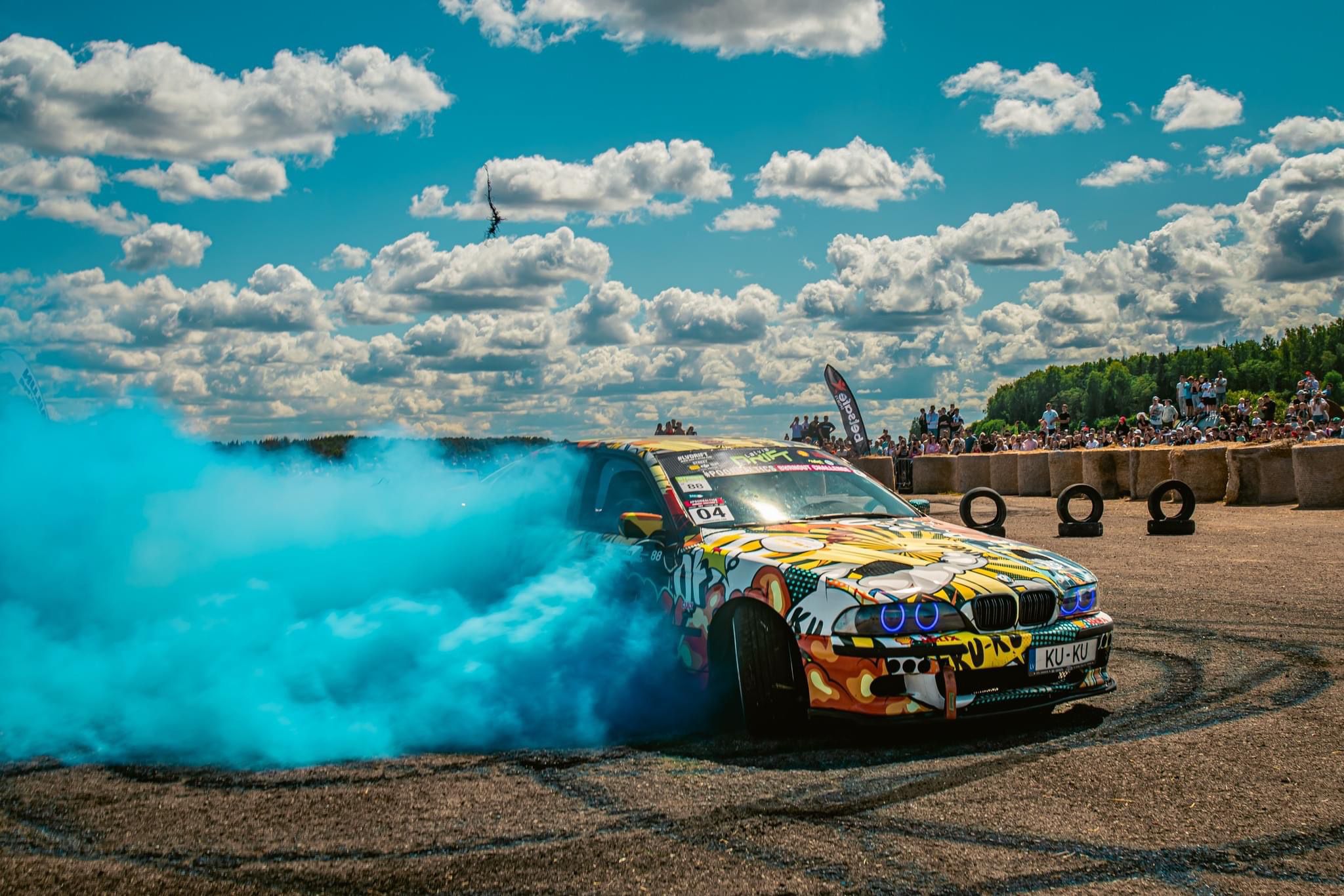 COLORED SMOKE TYRE BLUE 225/45 R17