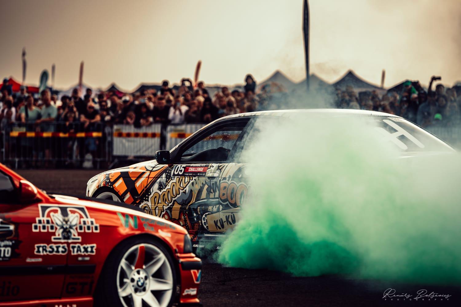 COLORED SMOKE TYRE GREEN 225/45 R17